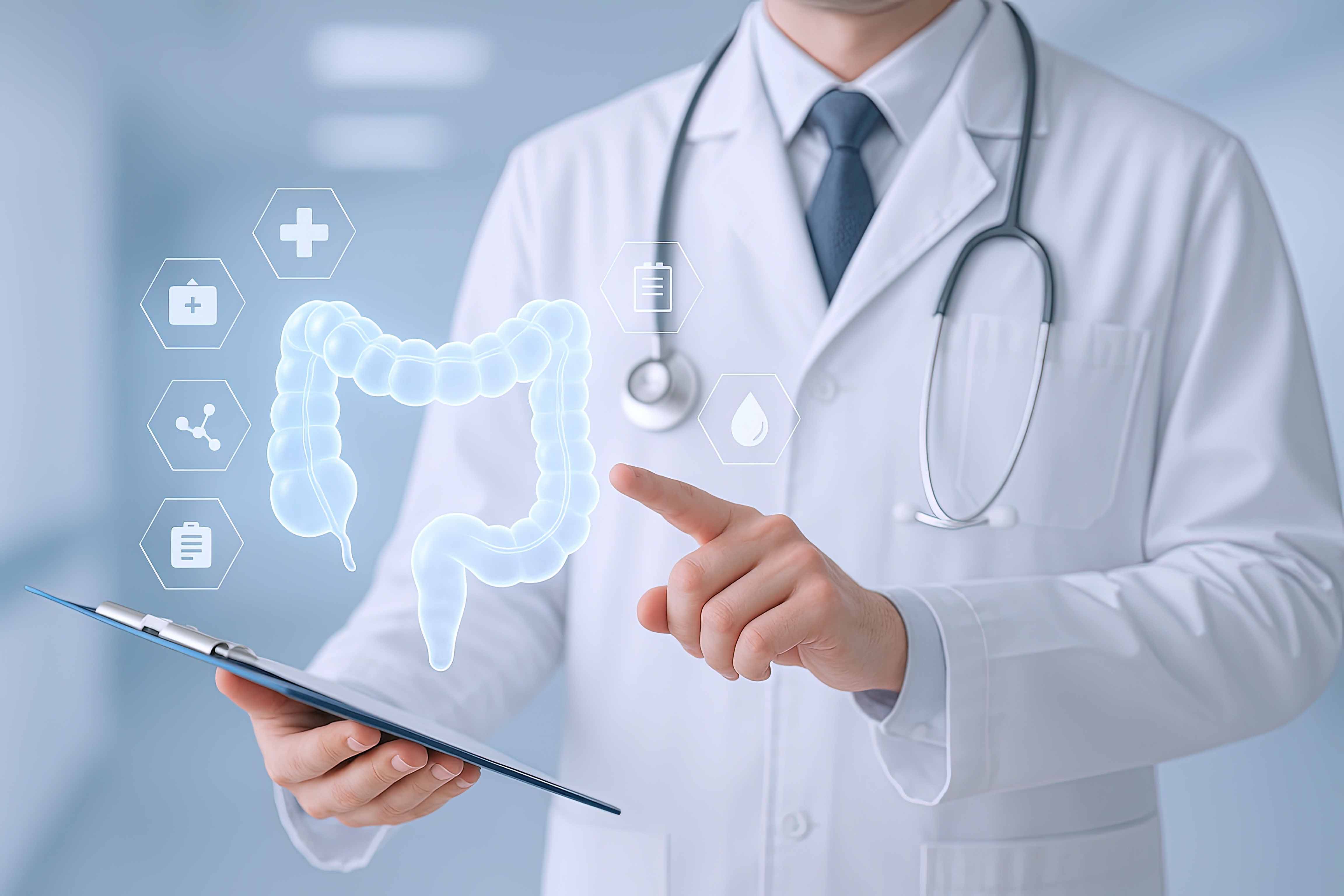 Médico apontando para ilustração digital do intestino durante explicação sobre saúde gastrointestinal.
