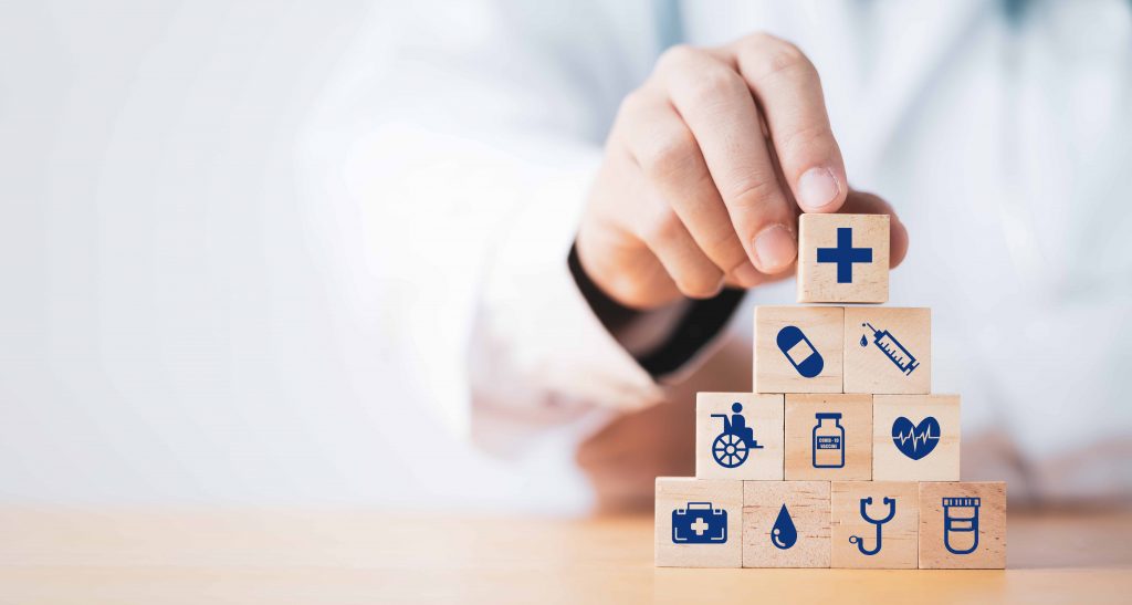 Médico organizando ícones de saúde que representam prevenção e doenças silenciosas