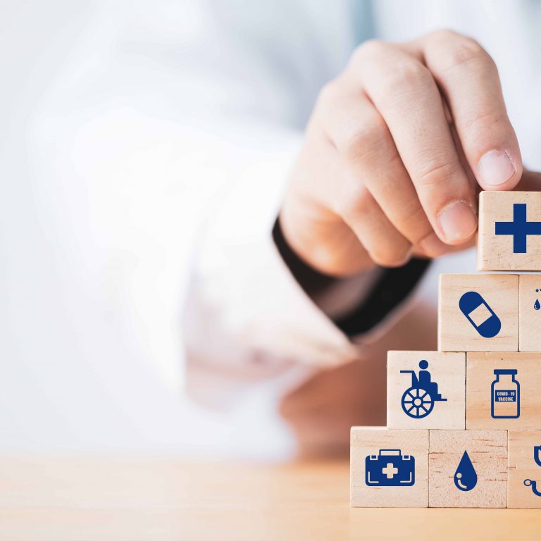 Médico organizando ícones de saúde que representam prevenção e doenças silenciosas