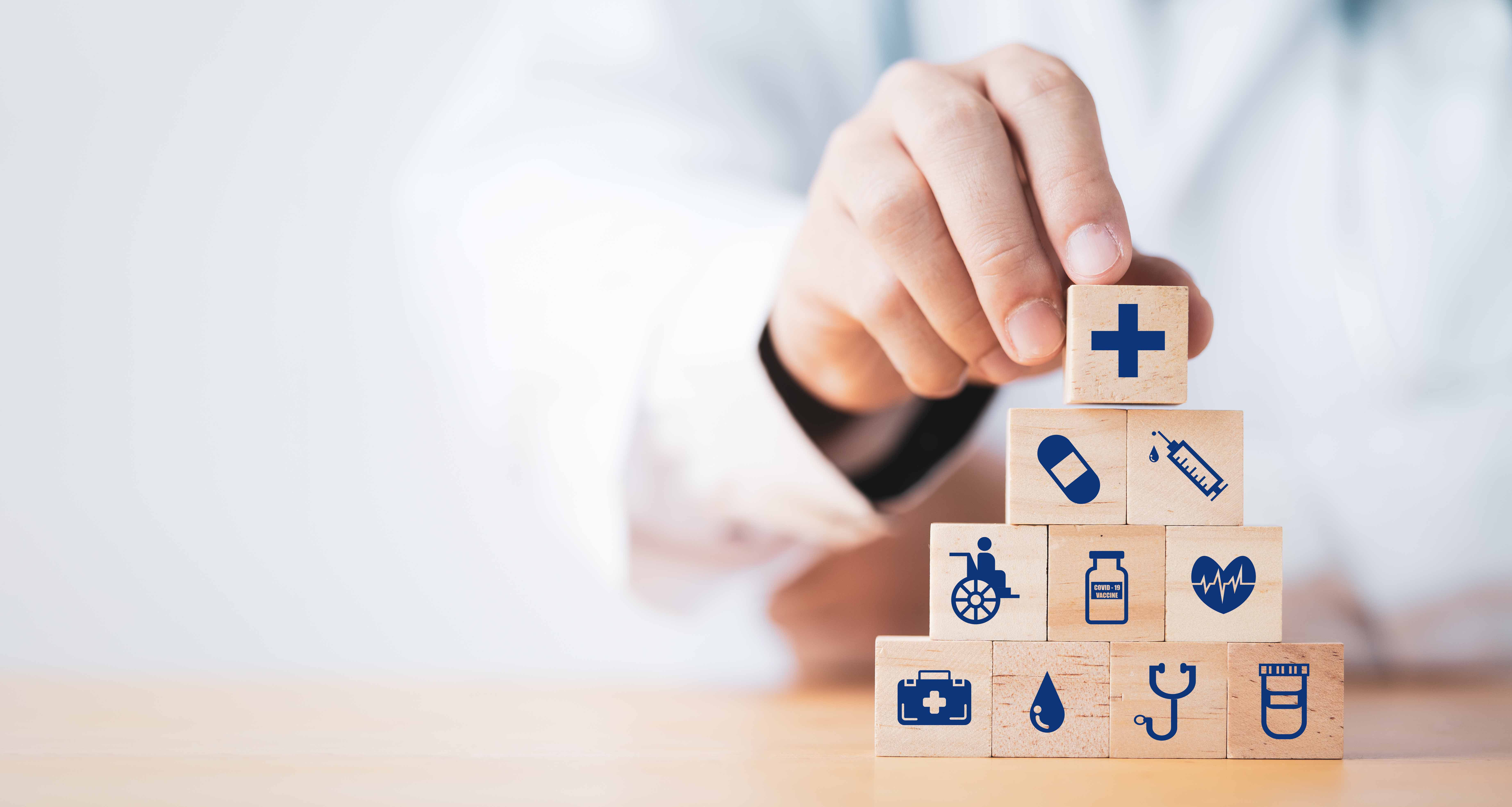 Médico organizando ícones de saúde que representam prevenção e doenças silenciosas